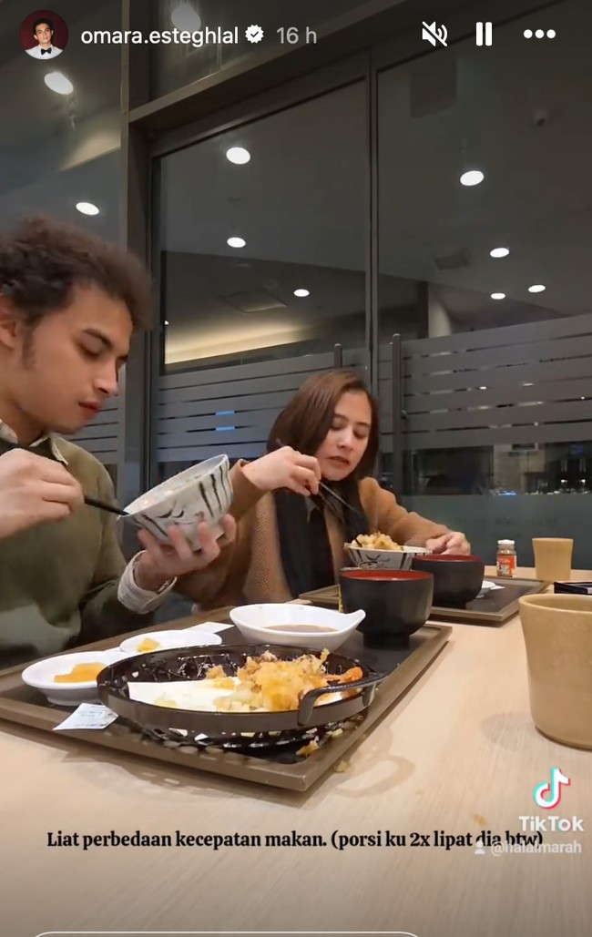 Pasangan artis yang senang liburan backpacker bersama itu tampak kompak menikmati dan menjajal berbagai makanan di Jepang. Foto: Instagram/@prillylatuconsina96/@omara.esteghlal