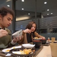 Pasangan artis yang senang liburan backpacker bersama itu tampak kompak menikmati dan menjajal berbagai makanan di Jepang. Foto: Instagram/@prillylatuconsina96/@omara.esteghlal