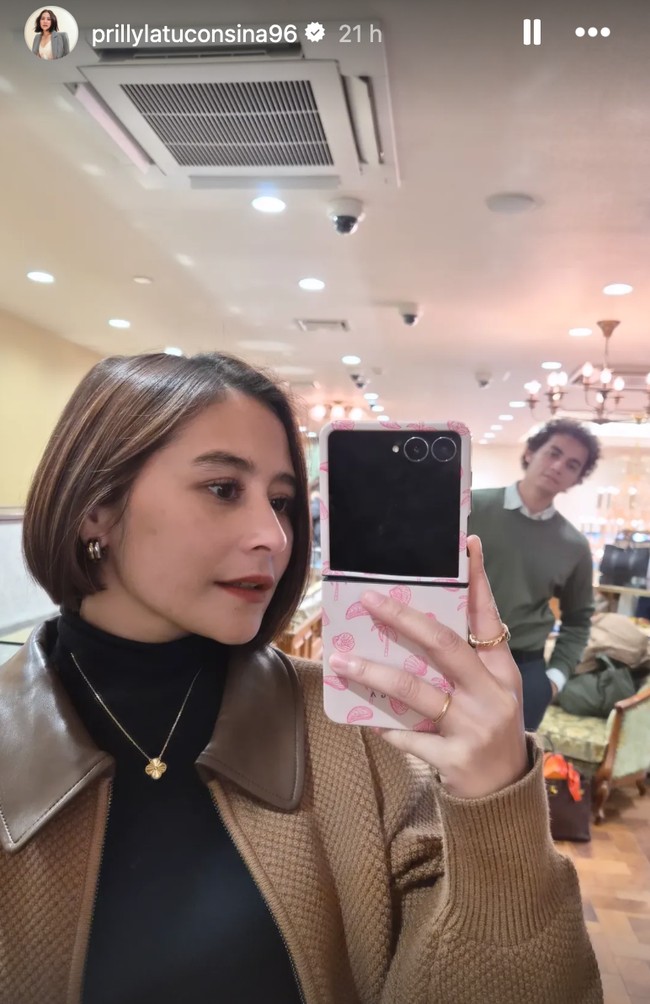 Penampilan keduanya pun selalu kompak dengan setelan simpel. Meski memiliki jarak usia 3 tahun, dimana Prilly lebih tua, namun keduanya terlihat serasi. Foto: Instagram/@prillylatuconsina96/@omara.esteghlal