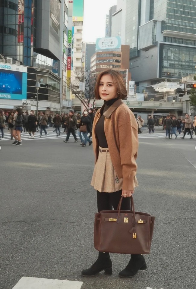 Gaya Prilly saat berlibur di Jepang juga tak kalah jadi sorotan. Salah satunya foto saat Prilly menyebrang di Shibuya Crossing. Kenakan turtle neck dan legging hitam dipadukan jaket serta rok pleated skirt coklat, Prilly tampil memukau. Penampilannya itu dilengkapi dengan sepasang sepatu boots hitam dan tas coklat yang berukuran cukup besar. Foto: Instagram/@prillylatuconsina96/@omara.esteghlal