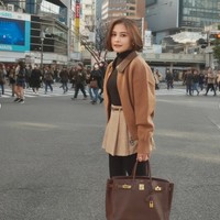 Gaya Prilly saat berlibur di Jepang juga tak kalah jadi sorotan. Salah satunya foto saat Prilly menyebrang di Shibuya Crossing. Kenakan turtle neck dan legging hitam dipadukan jaket serta rok pleated skirt coklat, Prilly tampil memukau. Penampilannya itu dilengkapi dengan sepasang sepatu boots hitam dan tas coklat yang berukuran cukup besar. Foto: Instagram/@prillylatuconsina96/@omara.esteghlal