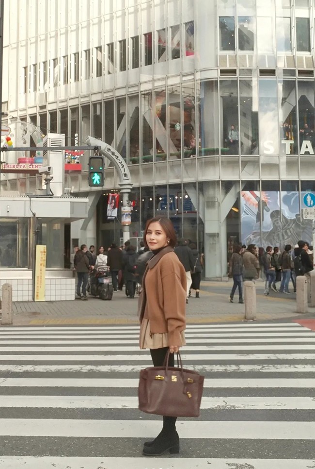 Bukan tas sembarangan, aksesori tersebut merupakan Hermes Birkin B35 berwarna Bordeaux dengan material Togo leather dan gold hardware. Harganya pun tak main-main, mencapai Rp 329 juta. Foto: Instagram/@prillylatuconsina96/@omara.esteghlal