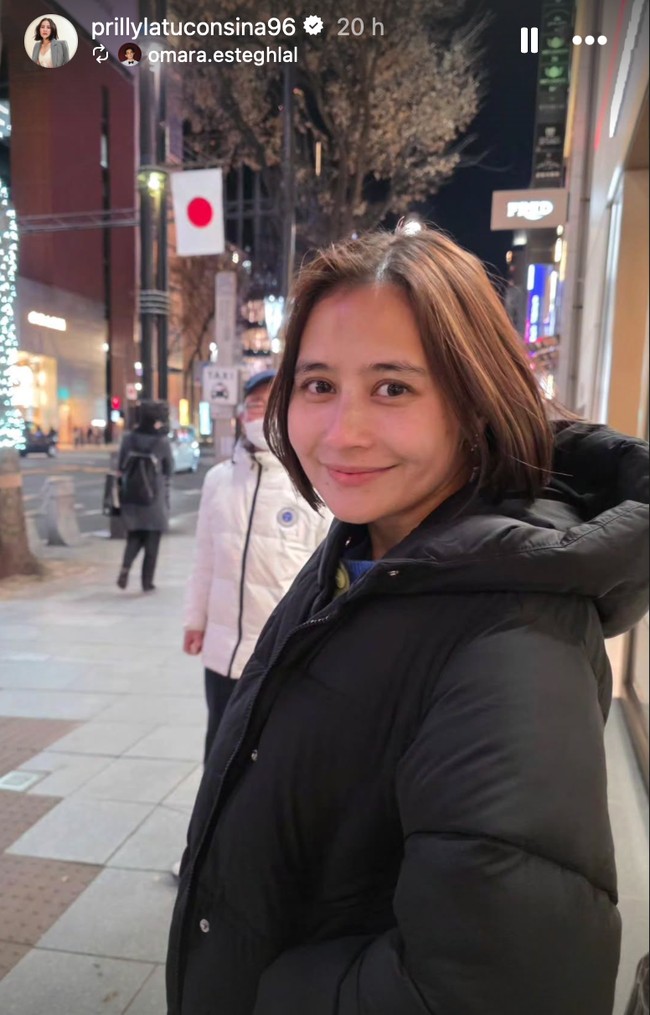 Dalam salah satu foto juga terlihat Prilly yang tampil percaya diri memamerkan wajah naturalnya tanpa pulasan makeup sama sekali. Meski demikian Prilly tetap terlihat cantik dan memukau. Foto: Instagram/@prillylatuconsina96/@omara.esteghlal