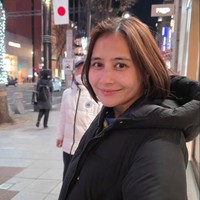 Dalam salah satu foto juga terlihat Prilly yang tampil percaya diri memamerkan wajah naturalnya tanpa pulasan makeup sama sekali. Meski demikian Prilly tetap terlihat cantik dan memukau. Foto: Instagram/@prillylatuconsina96/@omara.esteghlal