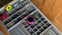 Mau tampil cantik untuk makan malam keluarga tapi pasangan anting hilang sebelah? Nampan bersekat ini berfungsi memisahkan aksesori kecil agar tidak saling tersangkut. Kamu bisa menemukan perhiasan favorit dalam sekejap, jadi momen kebersamaan tidak terbuang hanya untuk mencari barang yang terselip. Foto: Dok. Boredpanda