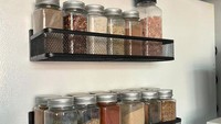 Meja dapur penuh sesak saat persiapan makan malam keluarga? Rak ini berfungsi memanfaatkan sisi kulkas sebagai tempat bumbu melayang. Dapur jadi lebih lega untuk area membuat kue bersama anak-anak, sekaligus membuat tampilan dapur kamu terlihat lebih modern dan canggih di mata tamu. Foto: Dok. Boredpanda