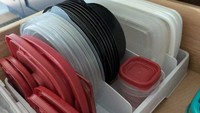 Pernah merasa diserang longsor tutup plastik saat buka lemari? Rak khusus tutup wadah ini berfungsi menyusun tutup wadah secara vertikal agar tetap berbaris rapi. Saat liburan dan dapur sibuk untuk masak besar, kamu atau keluarga yang membantu masak tidak perlu lagi bongkar lemari hanya untuk mencari tutup yang pas. Foto: Dok. Boredpanda