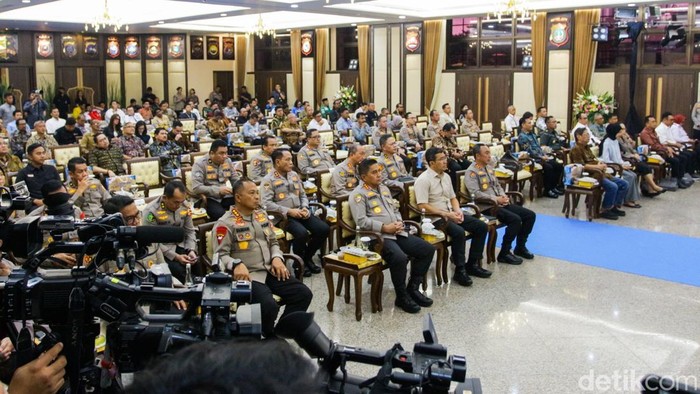 Kepala Kepolisian Negara Republik Indonesia (Kapolri) Jenderal Listyo Sigit Prabowo menyampaikan pemaparan dalam agenda Rilis Akhir Tahun Polri 2025 di Markas Besar Polri, Jakarta, Selasa (30/12/2025). Kegiatan diawali dengan ajakan mengheningkan cipta untuk mengenang para korban bencana di Sumatra, serta doa bersama bagi pegawai dan personel Polri yang wafat sepanjang 2025.