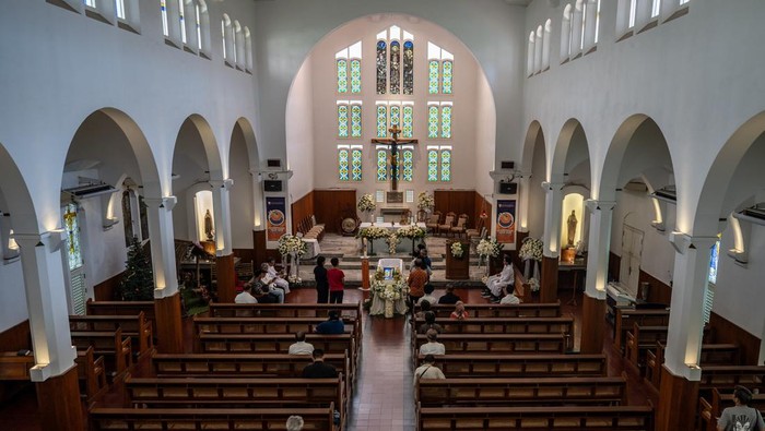 Kerabat berdoa di dekat peti jenazah Romo Franciscus Xaverius Mudji Sutrisno di Kapel Kolese Kanisius, Jakarta, Selasa (30/12/2025). Budayawan sekaligus Rohaniawan Katolik Romo Franciscus Xaverius Mudji Sutrisno meninggal dunia dalam usia 71 tahun karena sakit di Rumah Sakit Carolus Jakarta pada Minggu malam (28/12). ANTARA FOTO/Bayu Pratama S/tom.