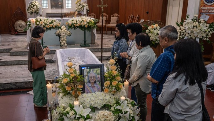 Kerabat berdoa di dekat peti jenazah Romo Franciscus Xaverius Mudji Sutrisno di Kapel Kolese Kanisius, Jakarta, Selasa (30/12/2025). Budayawan sekaligus Rohaniawan Katolik Romo Franciscus Xaverius Mudji Sutrisno meninggal dunia dalam usia 71 tahun karena sakit di Rumah Sakit Carolus Jakarta pada Minggu malam (28/12). ANTARA FOTO/Bayu Pratama S/tom.