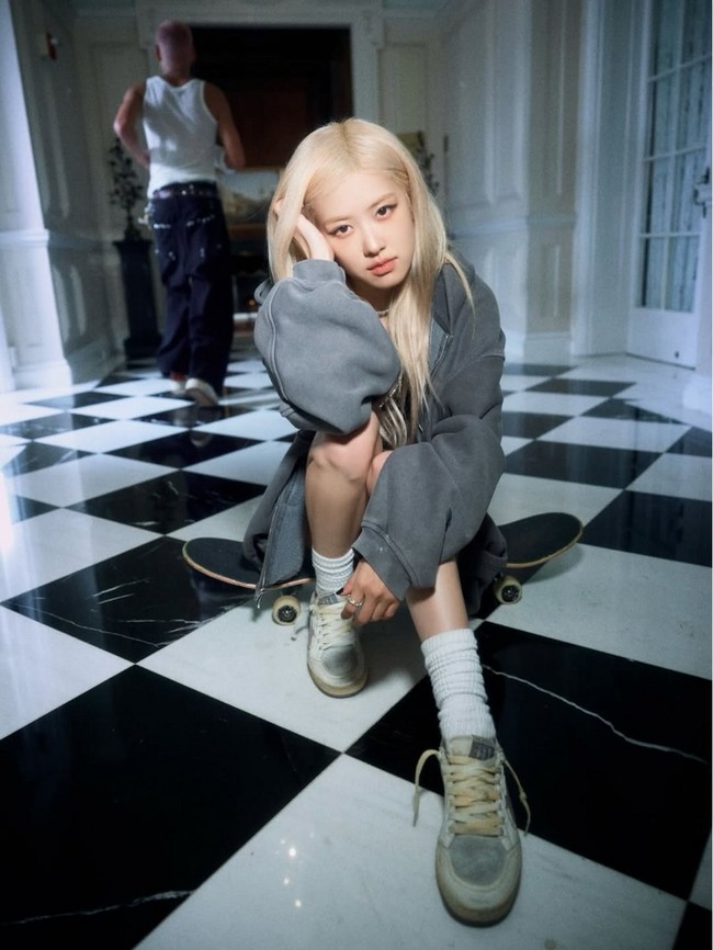 Lewat lagu ‘APT.’ yang dibawakannya bersama Bruno Mars, wanita 28 tahun ini berhasil menyabet penghargaan ‘Song of the Year’ di MTV Video Music Awards 2025. Foto: Instagram/@roses_are_rosie