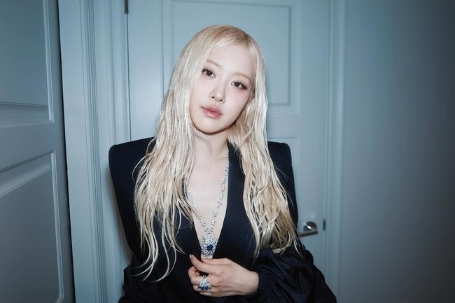 Keempat personel grup KPop BLACKPINK masuk daftar 100 Wanita Tercantik di Dunia, dengan nama Rose melesat ke nomor satu tahun ini. Foto: Instagram/@roses_are_rosie