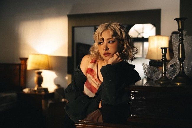 Di luar industri musik, Rose memiliki pesona kecantikan yang unik. Salah satu gaya ikoniknya adalah rambut pirang yang ditata bergelombang dengan kilau nan indah. Foto: Instagram/@roses_are_rosie