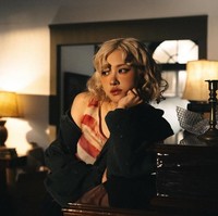 Di luar industri musik, Rose memiliki pesona kecantikan yang unik. Salah satu gaya ikoniknya adalah rambut pirang yang ditata bergelombang dengan kilau nan indah. Foto: Instagram/@roses_are_rosie