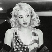 “The Number One Girl in Our Eyes,” begitu keterangan yang ditulis TC Candler. Foto: Instagram/@roses_are_rosie