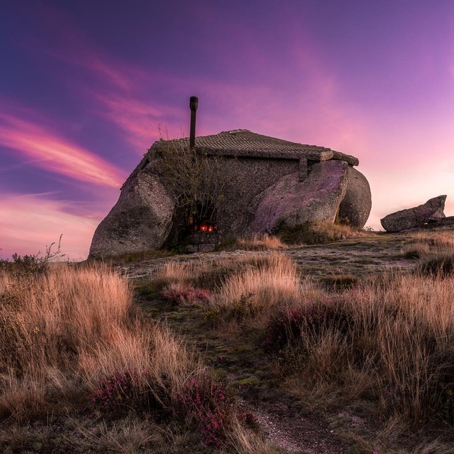 Wujud Rumah di Balik Batu yang Dijuluki Paling Aneh Sedunia