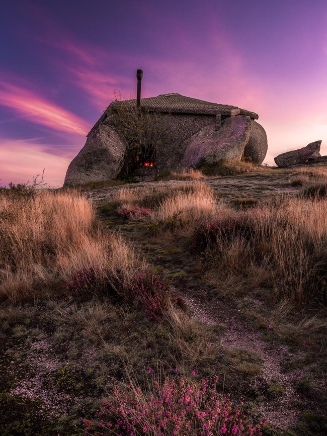 Wujud Rumah di Balik Batu yang Dijuluki Paling Aneh Sedunia