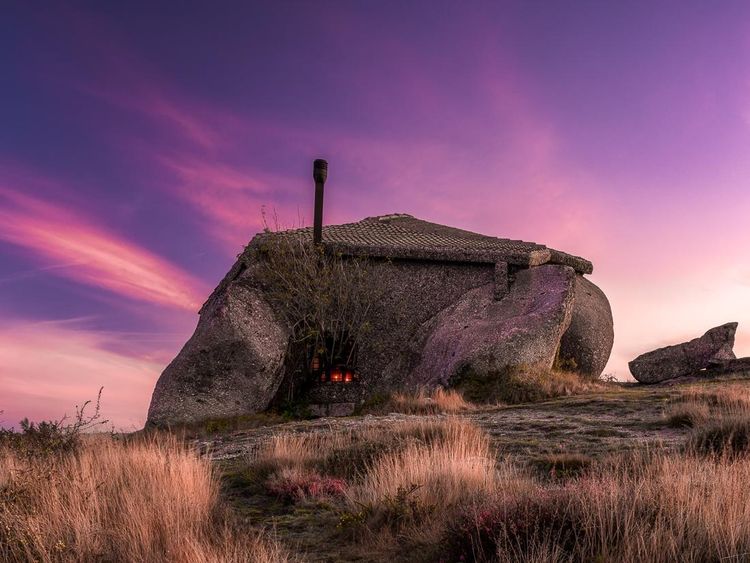 Wujud Rumah di Balik Batu yang Dijuluki Paling Aneh Sedunia