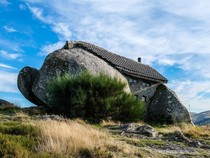 Ada Rumah di Balik Batu, Penghuninya Hidup Tanpa Listrik