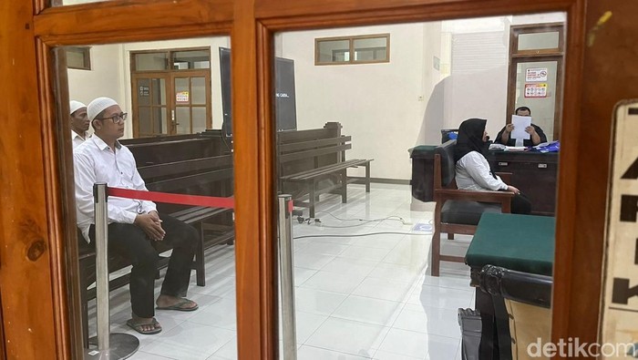 Faisal Akhsanul Basyari (34) dan Makhmudah (42) menjalani sidang perdana di Pengadilan Negeri (PN) Mojokerto