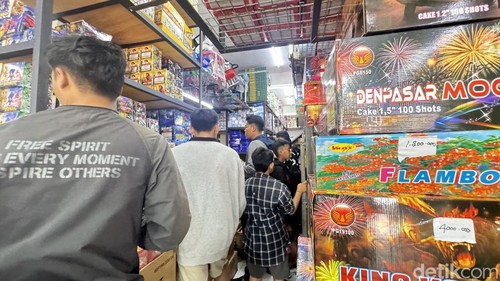 Suasana di salah satu toko kembang api di Denpasar, Bali, Selasa (30/12/2025).