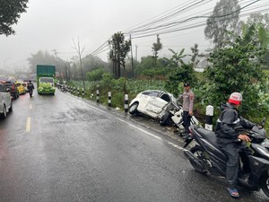 Rem Blong, Truk Tabrak 2 Mobil dan 1 Motor di Kertek Wonosobo-2 Orang Tewas
