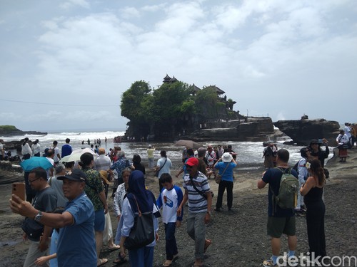 Suasana kunjungan wisatawan di DTW Tanah Lot, Desa Beraban, Kecamatan Kediri, Tabanan pada Selasa (30/12/2025).