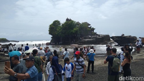 Suasana kunjungan wisatawan di DTW Tanah Lot, Desa Beraban, Kecamatan Kediri, Tabanan pada Selasa (30/12/2025).