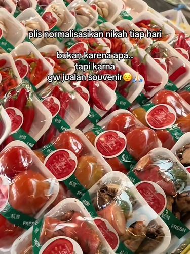 Suvenir Bumbu Dapur Bukan pecah belah, tren souvenir nikah unik kini beralih ke paket sayur & bumbu dapur segar. Ide ini viral karena dinilai lebih bermanfaat bagi tamu undangan.