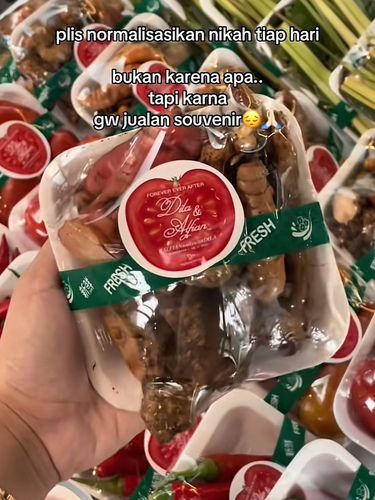 Suvenir Bumbu Dapur Bukan pecah belah, tren souvenir nikah unik kini beralih ke paket sayur & bumbu dapur segar. Ide ini viral karena dinilai lebih bermanfaat bagi tamu undangan.
