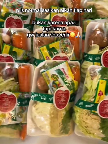 Suvenir Bumbu Dapur Bukan pecah belah, tren souvenir nikah unik kini beralih ke paket sayur & bumbu dapur segar. Ide ini viral karena dinilai lebih bermanfaat bagi tamu undangan.