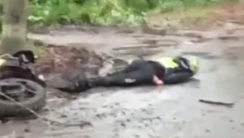 Korban bule Rusia seusai menabrak pohon di Jalan Trans Larantuka-Maumere, Selasa (30/12/2025).