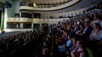 Interior teater yang telah direstorasi, menandai kembalinya fungsi gedung budaya di kota Mariupol yang dilanda konflik. Foto: REUTERS/Alexander Ermochenko