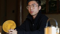 Pendiri dan CEO Eric Ma mengatakan Teakan menggunakan sidik jari unik setiap kue teh untuk menawarkan solusi lengkap untuk masalah industri seperti pemalsuan dan kurangnya kepercayaan antara pembeli dan penjual dengan menawarkan otentikasi digital, lingkungan penyimpanan yang diasuransikan sepenuhnya, dan catatan kepemilikan yang disimpan di blockchain. Foto: REUTERS/Go Nakamura