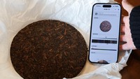 Proses tokenisasi aset dunia nyata (RWA) yang menghubungkan produk fisik seperti teh dengan teknologi blockchain. Ma mengatakan Teakan telah menjual puluhan ribu kue teh mereka, yang diproduksi bekerja sama dengan merek teh legendaris Black Hornet Tea dan Six Famous Tea Mountain, dan masing-masing berharga 700 RMB (99,33 USD). Foto: REUTERS/Go Nakamura