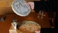 Teh pu’er vintage bernilai tinggi disimpan dalam fasilitas khusus dengan standar penyimpanan terjamin dan diasuransikan penuh. Kue teh vintage yang berharga dapat bernilai lebih dari anggur atau wiski, dijual dengan harga beberapa juta RMB. Pada tahun 2013, satu set kue teh dari awal tahun 1900-an terjual seharga 10,35 juta RMB (1,47 juta USD) di lelang Beijing. Foto: REUTERS/Go Nakamura