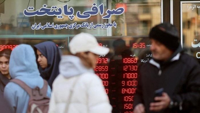 Nilai tukar rial Iran kembali mengalami tekanan dan melemah tajam di pasar mata uang. Pelemahan nilai rial tersebut terlihat di berbagai pusat aktivitas ekonomi di Teheran, Jumat (20/12/2025), seiring meningkatnya ketidakpastian ekonomi yang dihadapi negara tersebut.