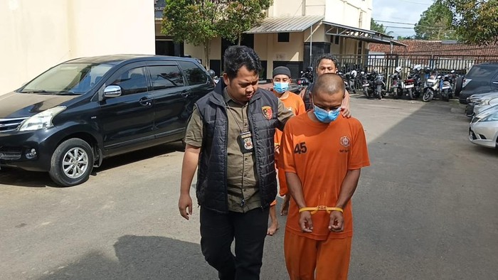 Tersangka pengoplos gas LPG subsidi ke non subsidi di Tasikmalaya