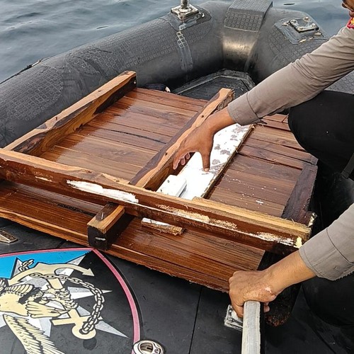 Tim SAR gabungan kembali menemukan serpihan kapal pinisi Putri Sakinah yang tenggelam di Selat Pulau Padar, Taman Nasional Komodo, Manggarai Barat, Nusa Tenggara Timur (NTT), Selasa (30/12/2025) pagi. (Basarnas Maumere)