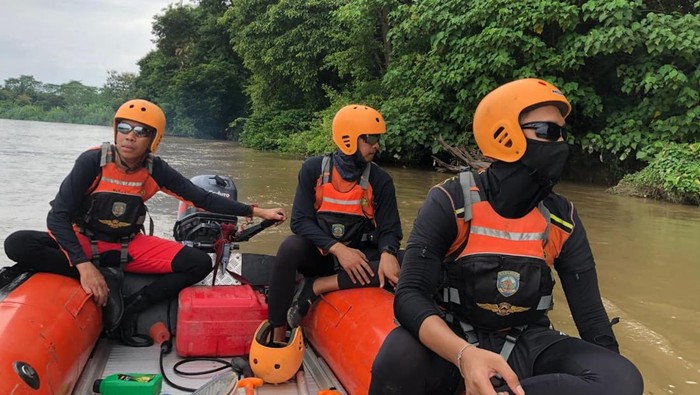 Tim SAR saat mencari pria di OKU Timur yang dilapor tenggelam