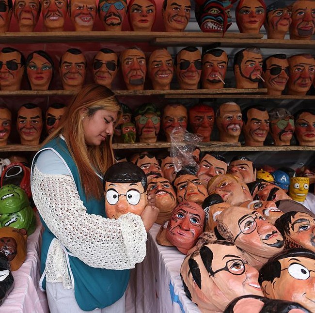 Topeng dan Boneka Ano Viejo Warnai Persiapan Tahun Baru di Ekuador