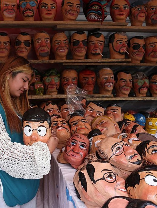 Topeng dan Boneka Ano Viejo Warnai Persiapan Tahun Baru di Ekuador