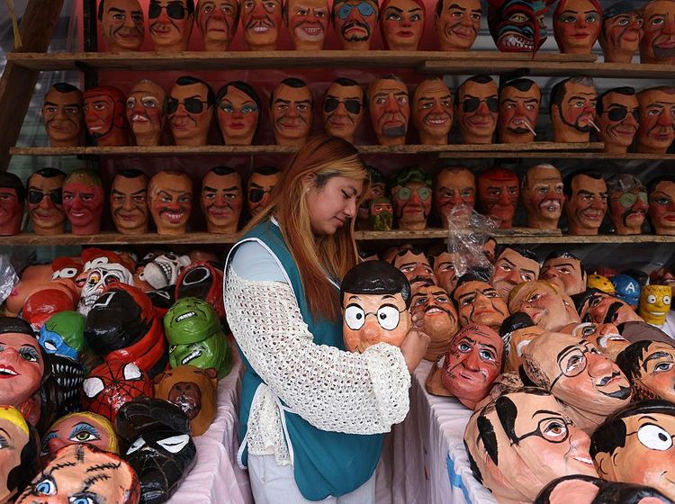 Topeng dan Boneka Ano Viejo Warnai Persiapan Tahun Baru di Ekuador