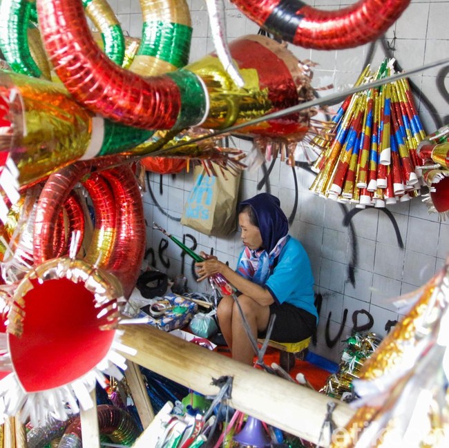Jelang Tahun Baru 2026, Penjualan Terompet di Jakarta Lesu