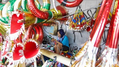 Jelang Tahun Baru 2026, Penjualan Terompet di Jakarta Lesu