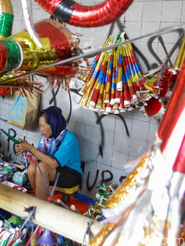 Jelang Tahun Baru 2026, Penjualan Terompet di Jakarta Lesu