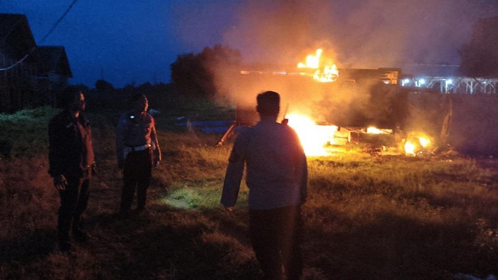 Kepergok Angkut Sapi Curian, Truk di Probolinggo Dibakar Massa