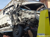 Bus Berisi Puluhan Peziarah Tabrakan dengan Truk di Tasikmalaya