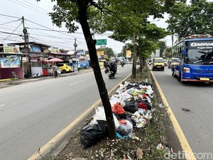 Tumpukan Sampah di Pinggir Jalan Hiasi Kota Palembang