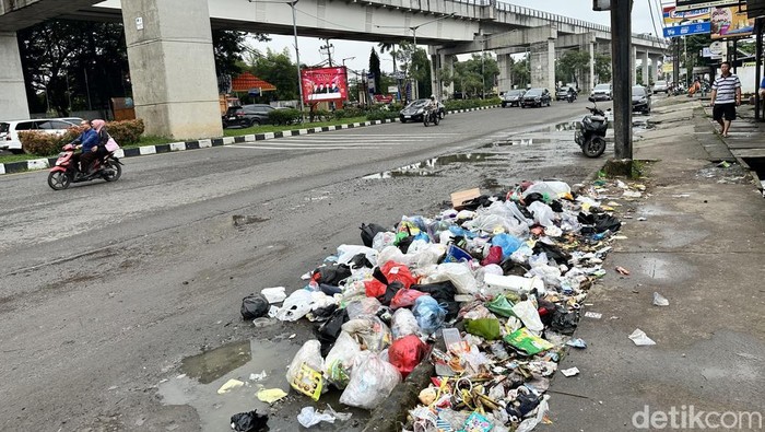 Ratu Dewa Minta DLH Patroli soal Tumpukan Sampah di Pinggir Jalan Palembang